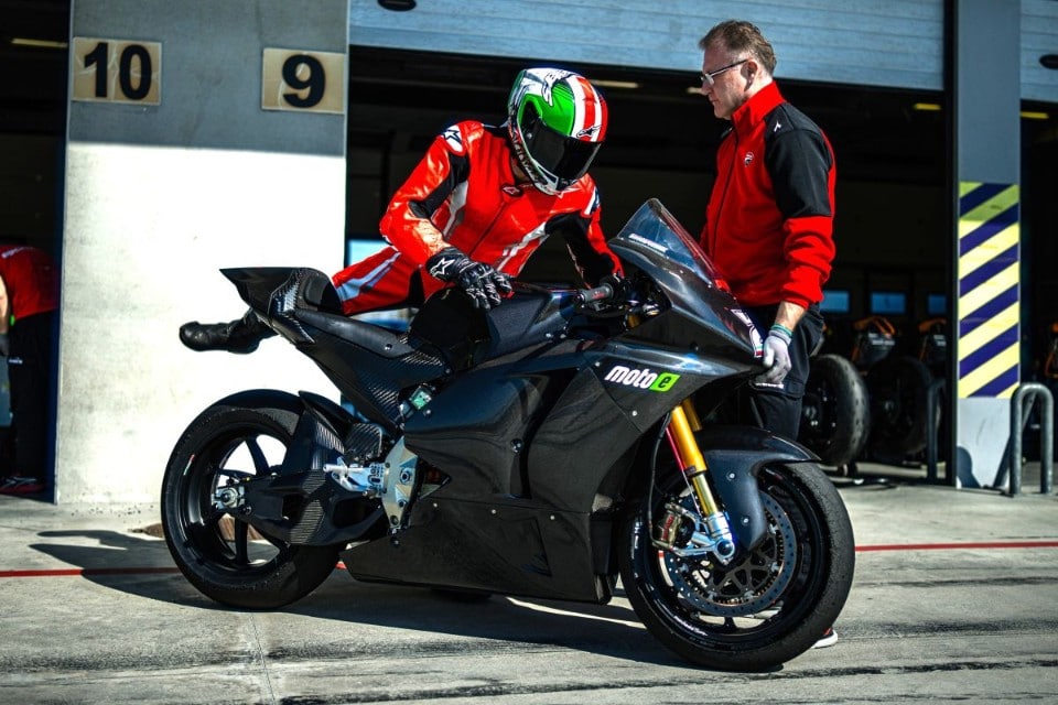 MotoE 2025: in pista una Ducati V21L più leggera ed evoluta