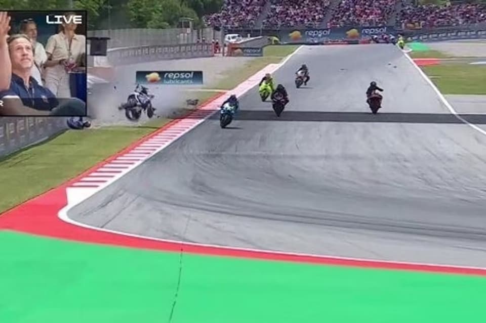 Barcellona, grave incidente per Alex Marquez. Gara sospesa. E alla ripartenza si fa male anche Zarco: doppia bandiera rossa!