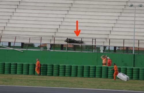 A Misano una moto vola in tribuna