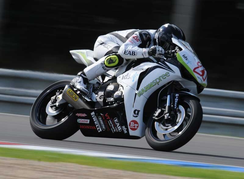 Brands Hatch rovente: sedici piloti in 1"