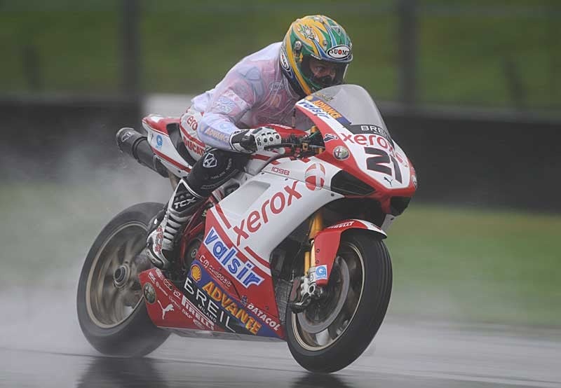 Donington: Bayliss dio della pioggia