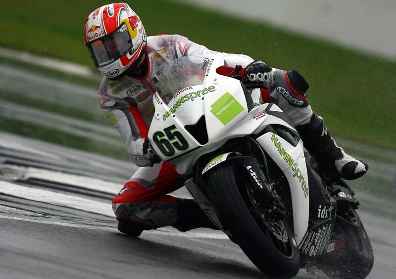 Donington: Bayliss dio della pioggia