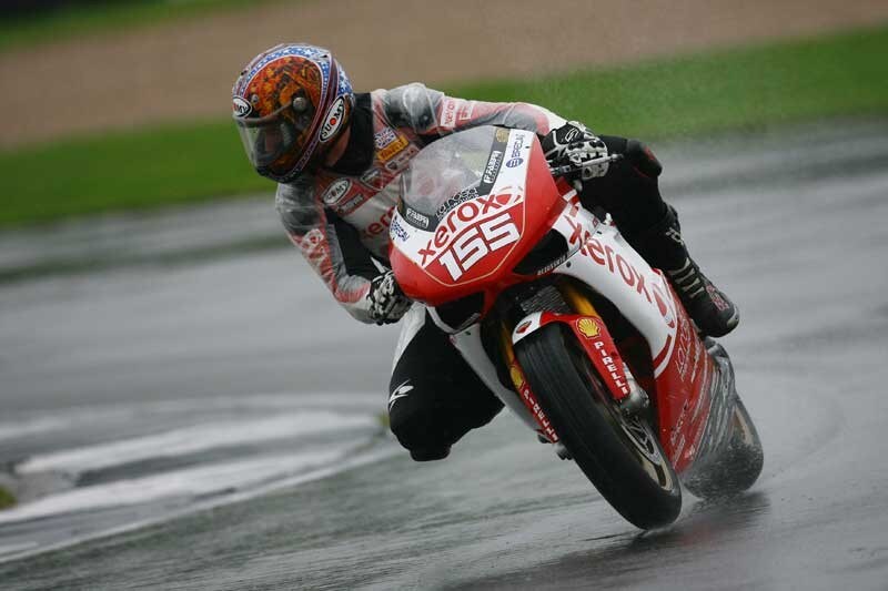 Donington: Bayliss dio della pioggia