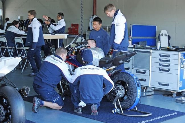 La BMW SBK corre nel vento