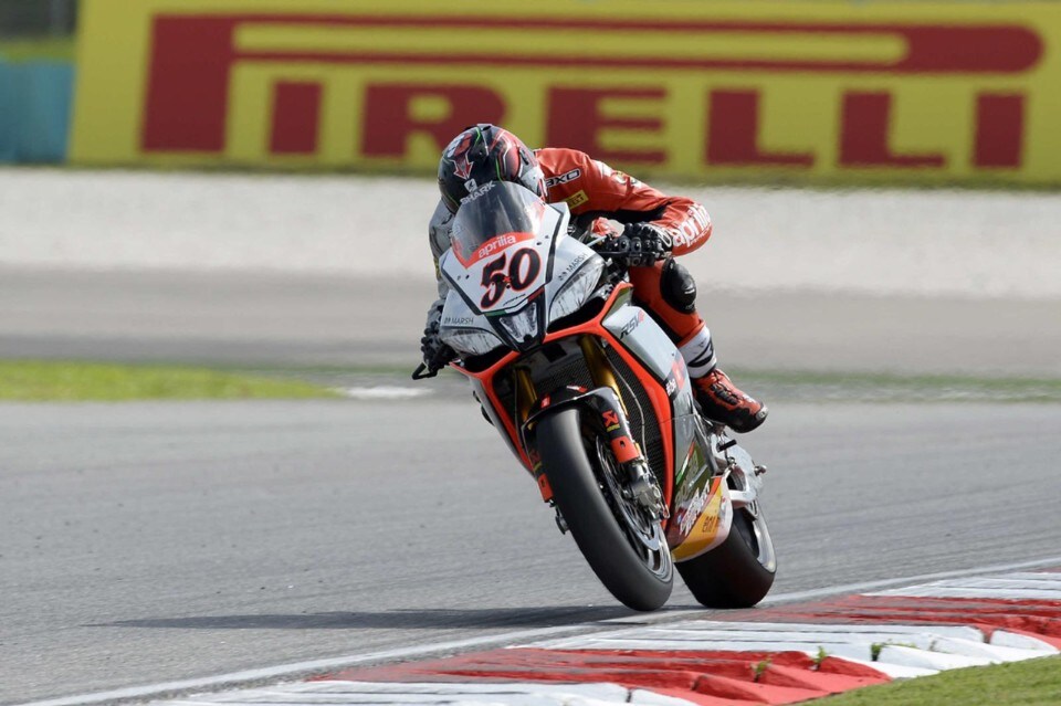 SBK Sepang: le Aprilia volano