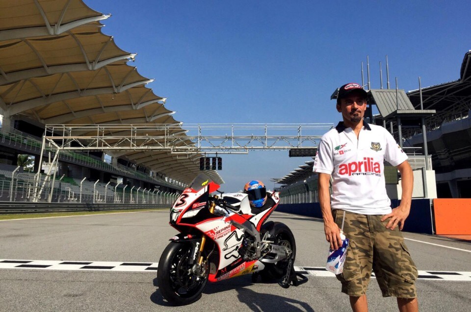 SBK: Aprilia attacco a tre punte a Sepang