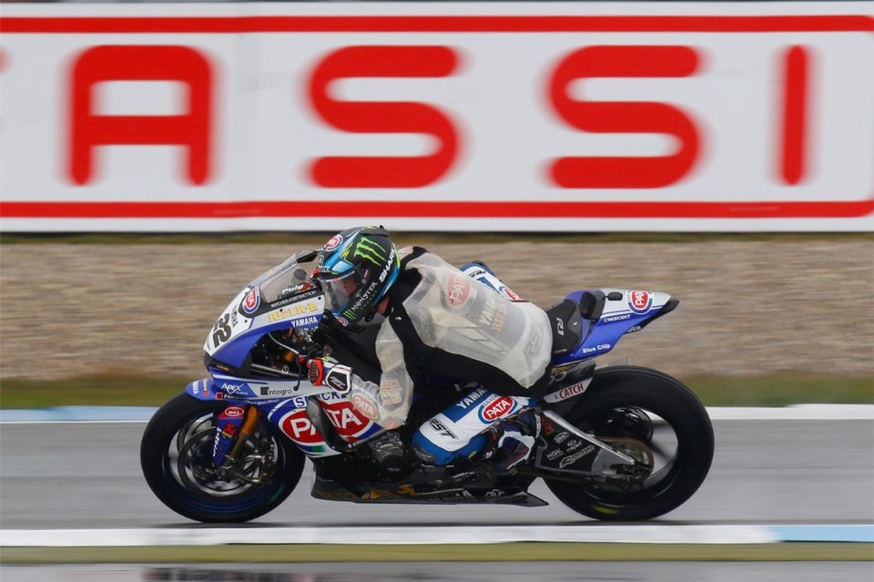 SBK Assen: sotto la pioggia Lowes vola