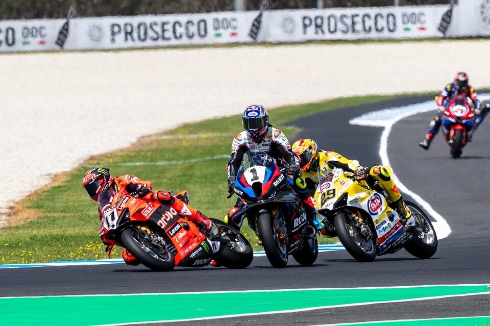 WorldSBK Australia: tripletta di Bulega, Razgatlioglu KO