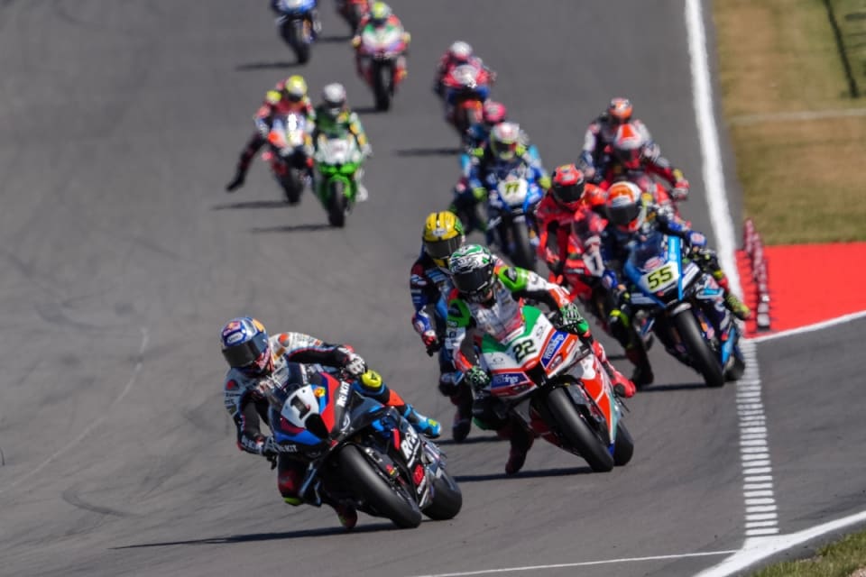 WorldSBK Donington: Razgatlioglu imprendibile in Gara 1