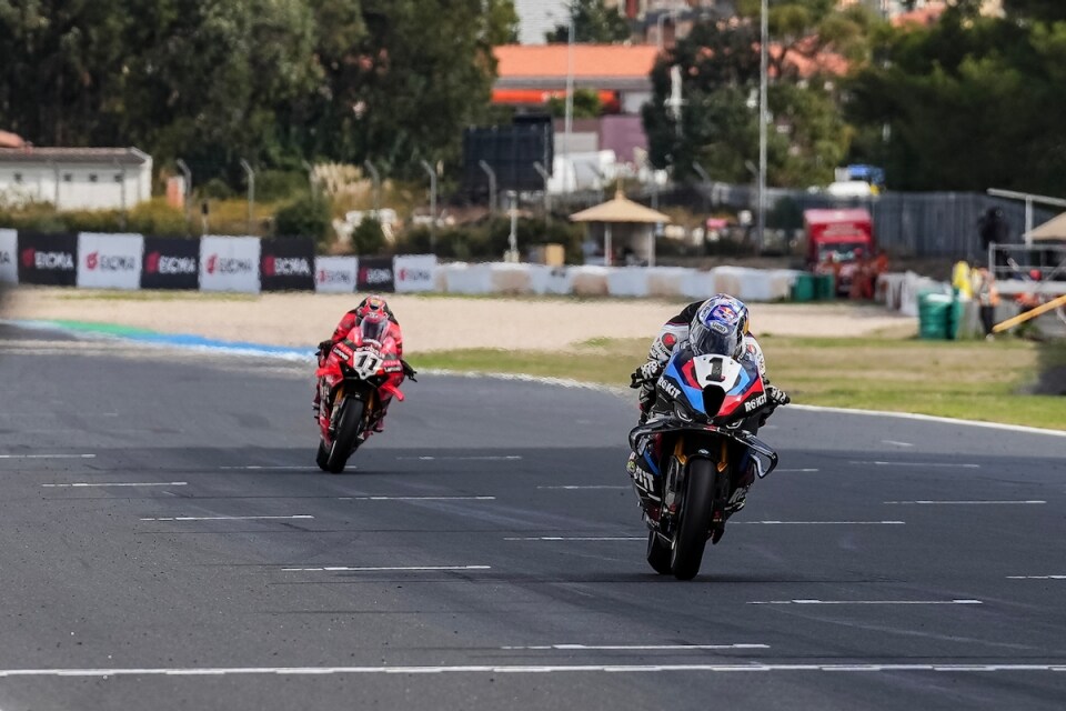 WorldSBK Estoril: Bulega fa lo sgambetto a Razgatlioglu in gara 2