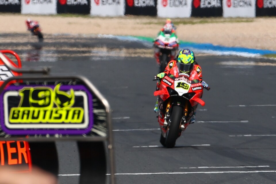 WorldSBK Estoril: Bulega fa lo sgambetto a Razgatlioglu in gara 2