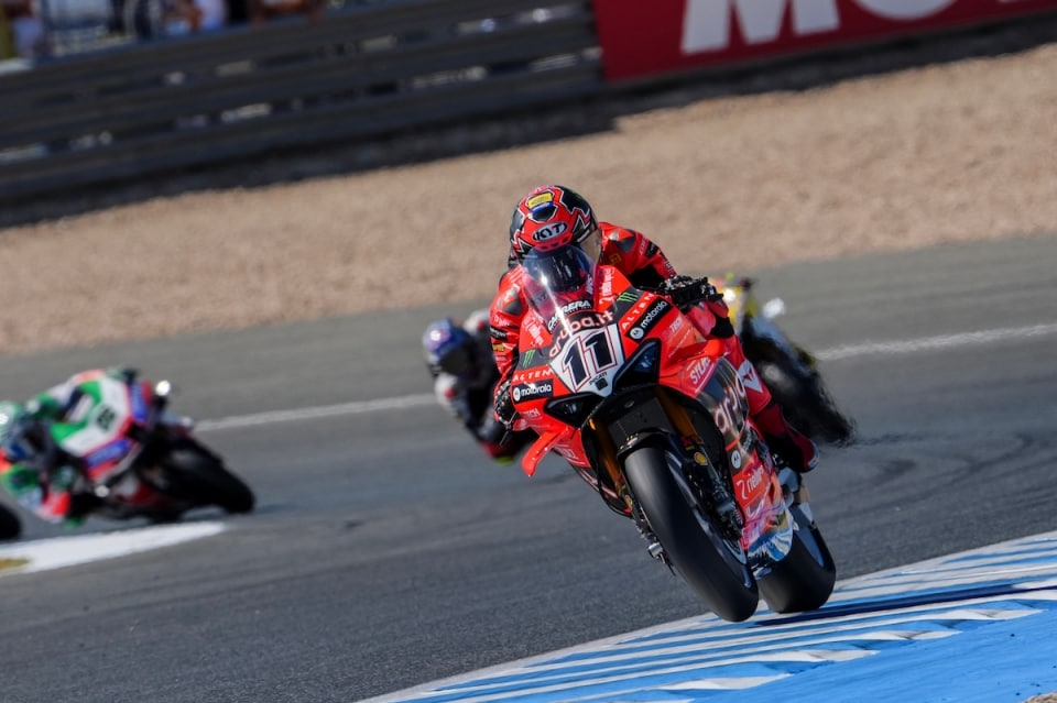 WorldSBK Jerez: Bulega rimanda la festa di Razgatlioglu