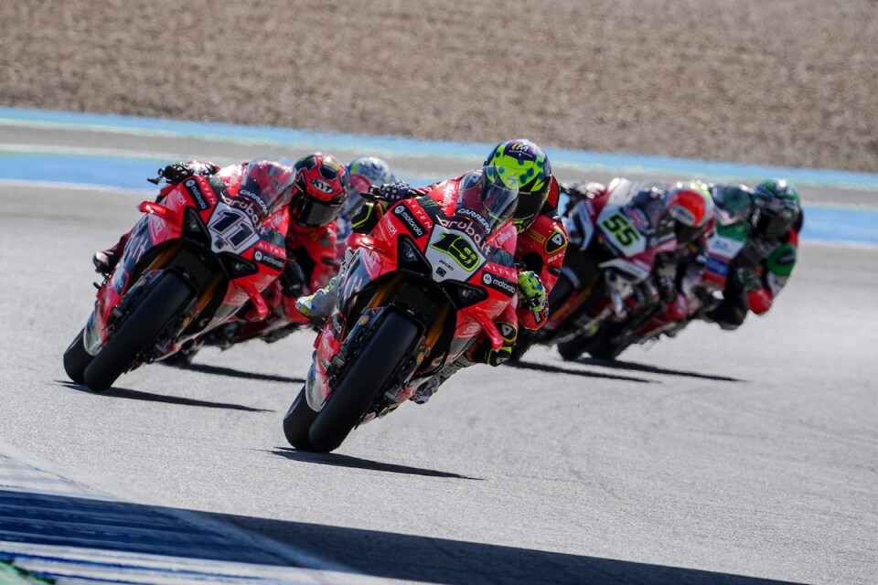 Razgatlioglu campione del mondo dopo le scintille con Bulega