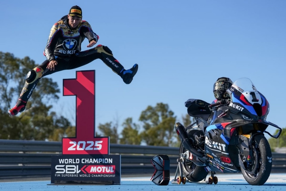 Razgatlioglu campione del mondo dopo le scintille con Bulega
