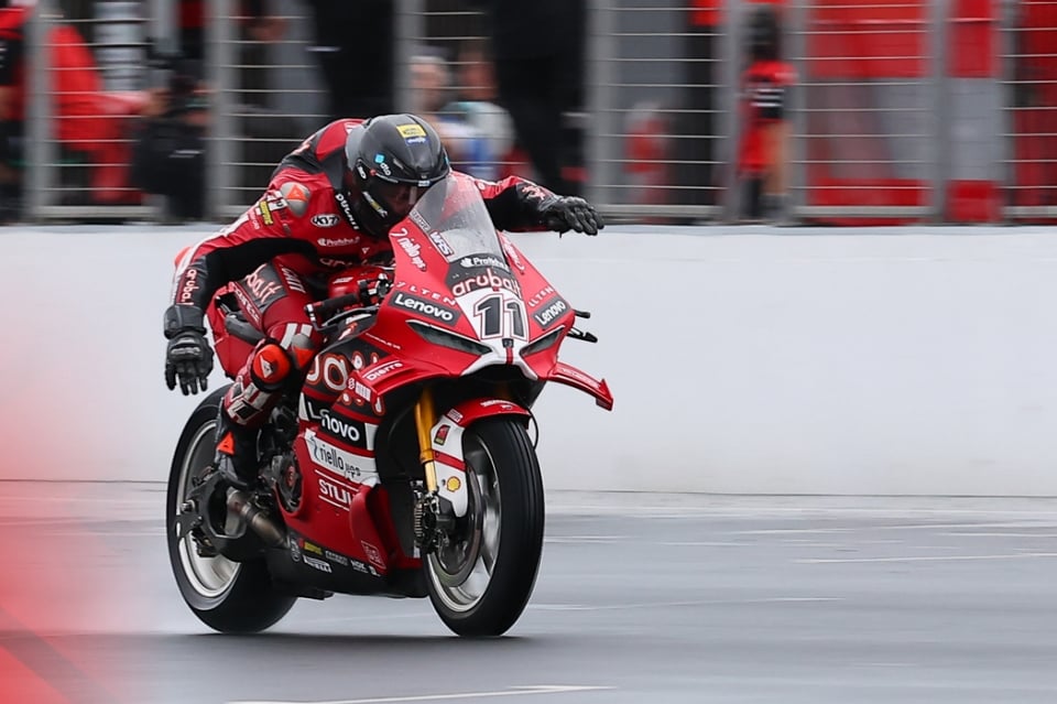 WorldSBK Phillip Island: spettacolare tripletta per Bulega