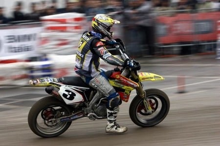 Iniziano le gare all'EICMA di Milano. Supermoto, Motocross, Enduro, Freestyle nell'area Motolive!