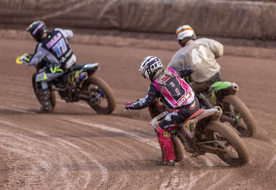 Boncinelli domina la seconda finale del Mondiale Flat Track 2023 in Ungheria