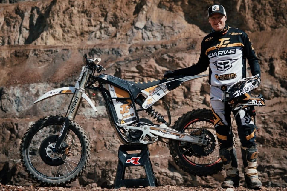 Graham Jarvis porta la Jarv-E al traguardo dell'Erzbergrodeo 2026