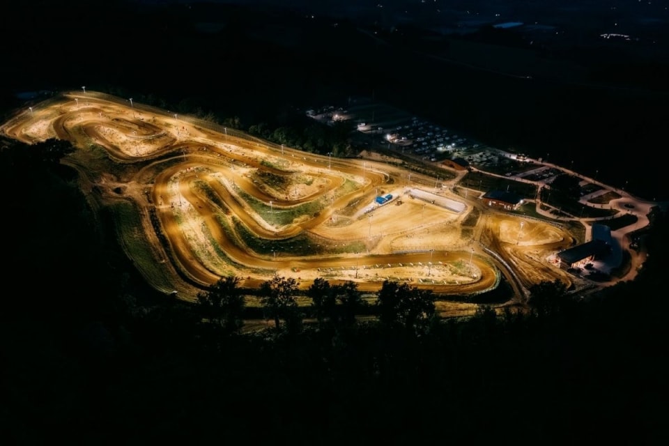 Prestige MX1-MX2: lo spettacolo del Motocross di notte sul Monte Coralli